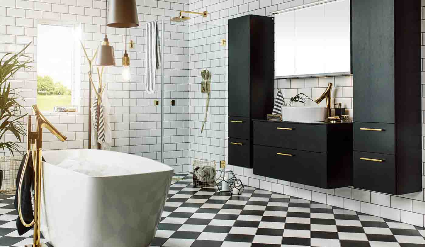 Badrum med svarta badrumsmöbler och detaljer i mässing — BadExtra