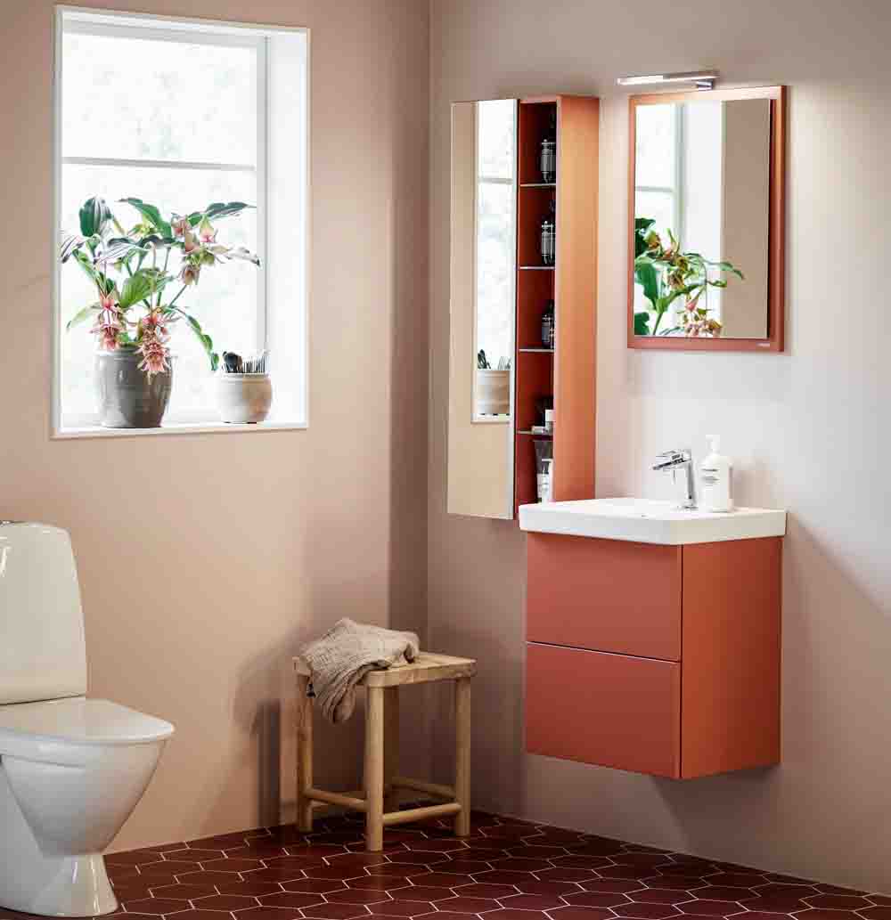 Litet badrum med lekfulla inslag och smart förvaring — BadExtra